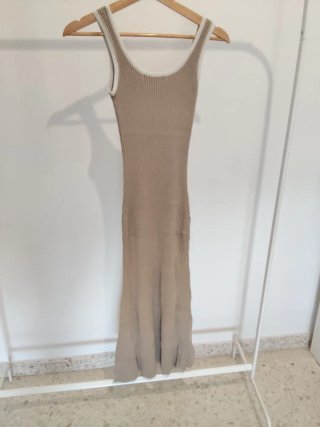 Vestido de punto beige.