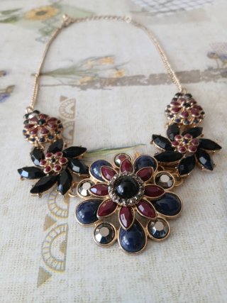 Collana con pietre colorate
