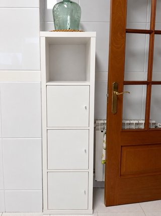 Estantería Ikea blanca con puertas