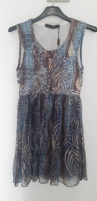 Vestido nuevo sin estrenar con etiqueta. Sin manga