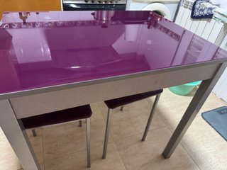 Mesa cocina cristal morado y 2 taburetes