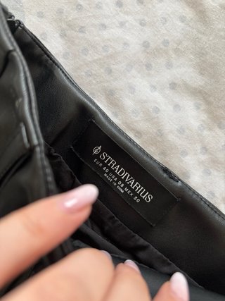 Falda pantalón tablas efecto piel color negro