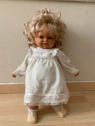 Muñeca antigua rubia con vestido blanco