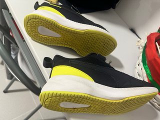 Zapatillas Puma Negro y Amarillo numero 32