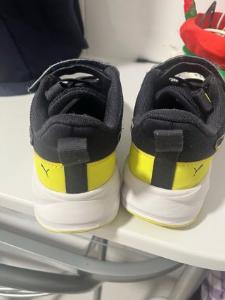 Zapatillas Puma Negro y Amarillo numero 32