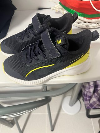 Zapatillas Puma Negro y Amarillo numero 32
