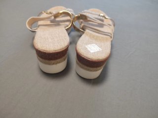 Sandalias doradas y plateadas
