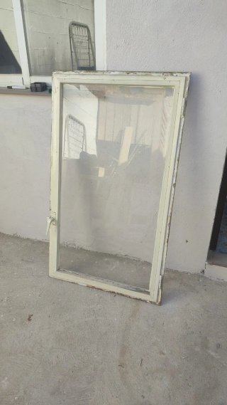 Ventana de hierro con cristal.