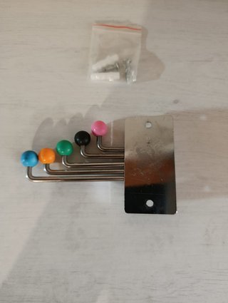 Perchero Metálico con Bolas de Colores