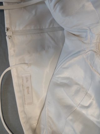 Mono blanco con escote corazón y cortes