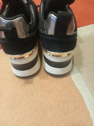 Zapatillas negras con cremallera y pedrería