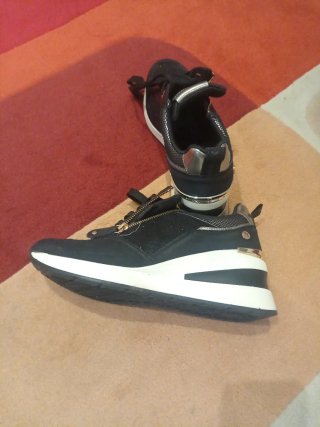 Zapatillas negras con cremallera y pedrería
