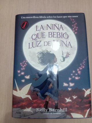 La niña que bebió luz de luna
