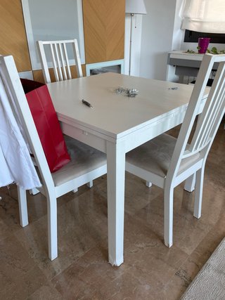 Mesa extensible Ikea y 4 sillas