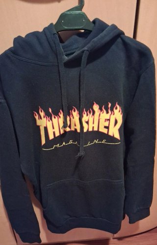 Sudadera Negra con Logo Llamas