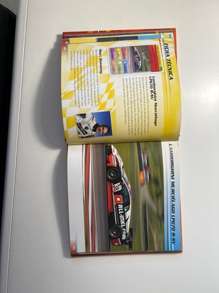 Libro con juego de cartas coches de carreras.