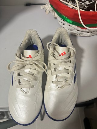 Botas de fútbol Adidas blancas y azules talla 31