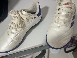 Botas de fútbol Adidas blancas y azules talla 31