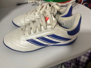Botas de fútbol Adidas blancas y azules talla 31