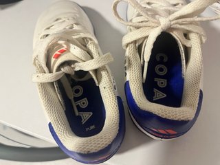 Botas de fútbol Adidas blancas y azules talla 31