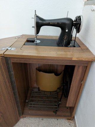 Máquina de coser Alfa antigua con mueble