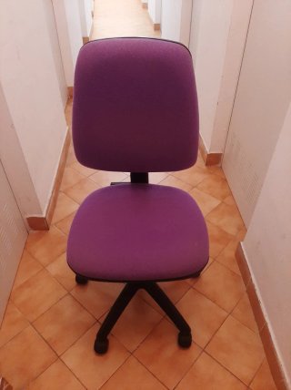 Silla de escritorio morada con ruedas