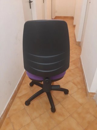Silla de escritorio morada con ruedas