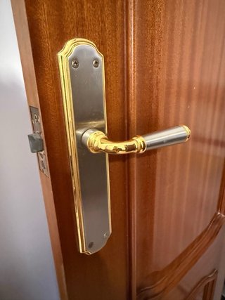 Puerta madera vintage con marcos