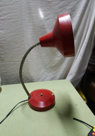 Lampada da tavolo industriale vintage rossa