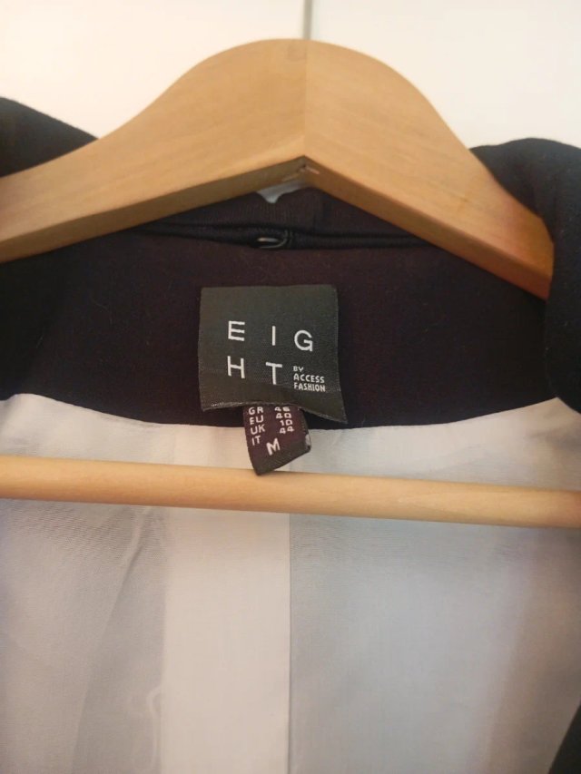 Chaqueta Negra con Capucha y Rayas Laterales manga