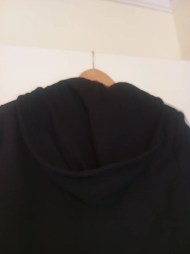 Chaqueta Negra con Capucha y Rayas Laterales manga