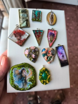 Lote corazónes y colgantes artesanales resina.