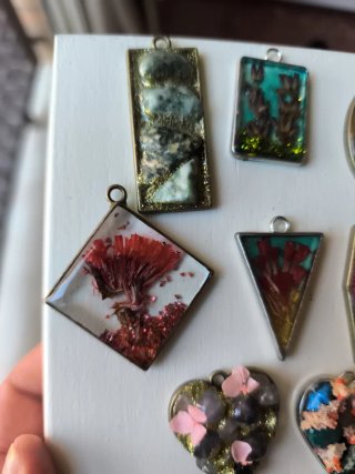Lote corazónes y colgantes artesanales resina.