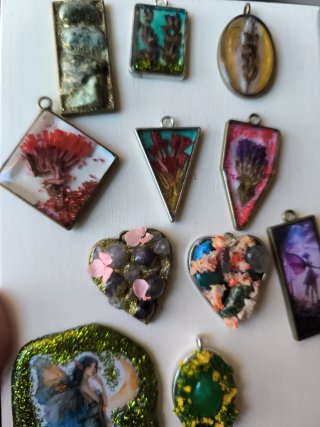 Lote corazónes y colgantes artesanales resina.