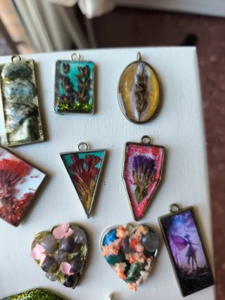 Lote corazónes y colgantes artesanales resina.