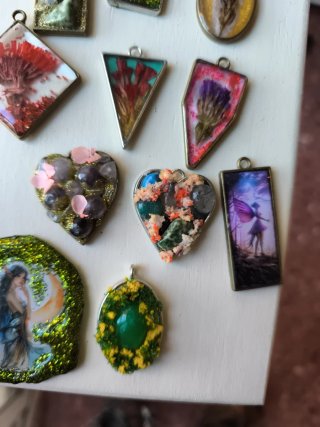 Lote corazónes y colgantes artesanales resina.