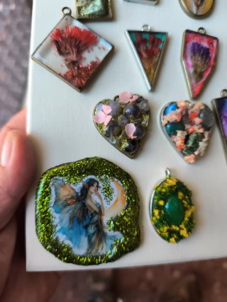 Lote corazónes y colgantes artesanales resina.
