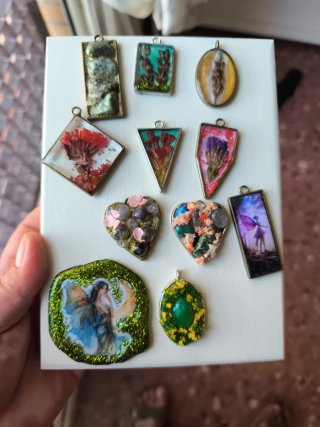 Lote corazónes y colgantes artesanales resina.