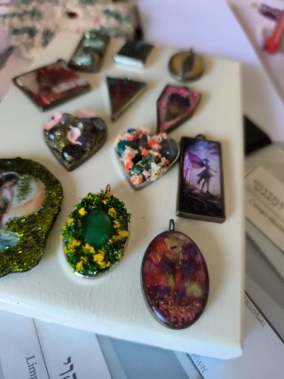 Lote corazónes y colgantes artesanales resina.