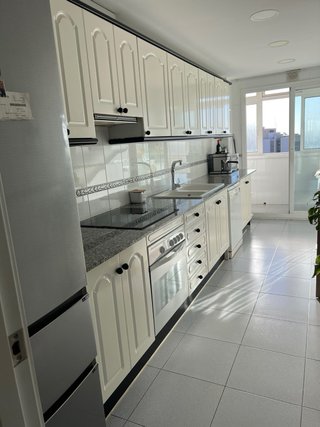 Armarios de cocina blancos y negros