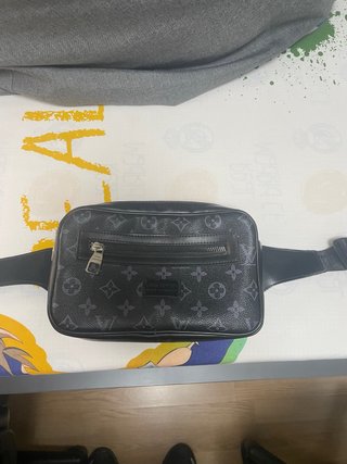 Riñonera Louis Vuitton Negra y Gris