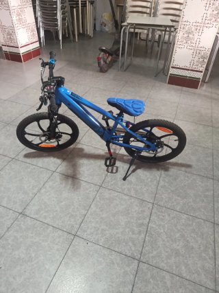Bicicleta eléctrica infantil azul seminueva