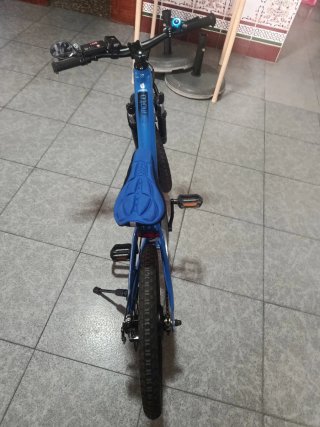 Bicicleta eléctrica infantil azul seminueva