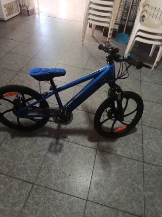 Bicicleta eléctrica infantil azul seminueva