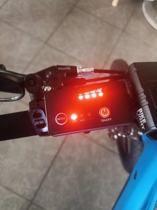 Bicicleta eléctrica infantil azul seminueva