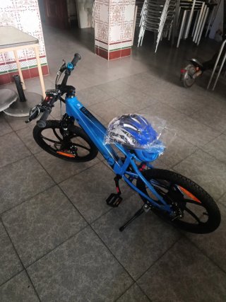 Bicicleta eléctrica infantil azul seminueva