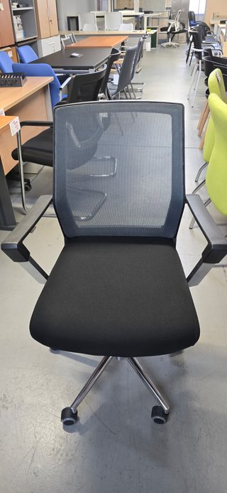 Silla giratoria de oficina negra
