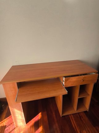 Escritorio de madera con estanterías