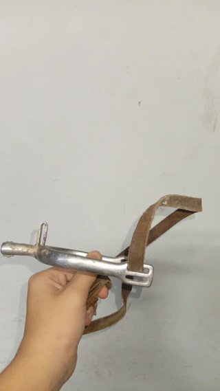 Espuelas de cuero y metal