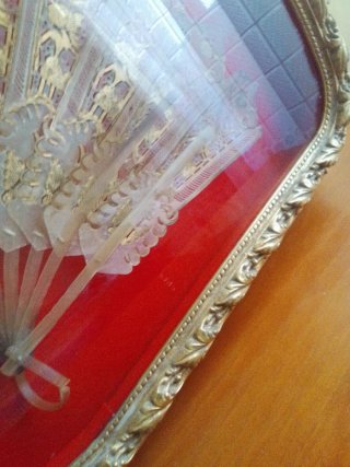 Abanico Antiguo en Vitrina Decorativa